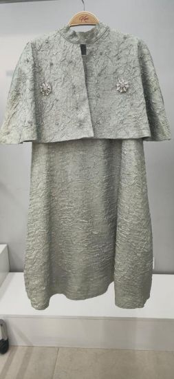 صورة فستان اخظر كلاسيكي انيق وجميل باللؤلؤ على الصدر